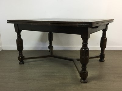 Lot 724 - OAK EXTENDING DINING TABLE