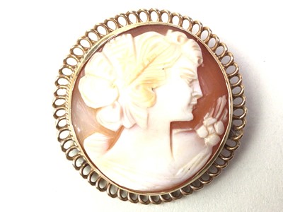 Lot 733 - CAMEO BROOCH