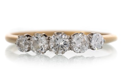 Lot 648 - DIAMOND FIVE STONE RING