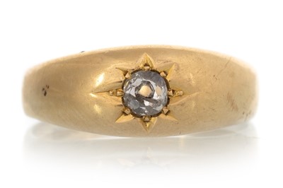 Lot 649 - DIAMOND GYPSY RING