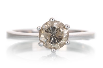 Lot 655 - DIAMOND SOLITAIRE RING