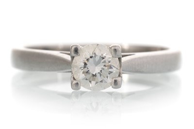 Lot 656 - DIAMOND SOLITAIRE RING