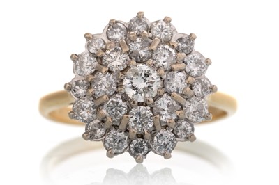 Lot 658 - DIAMOND CLUSTER RING