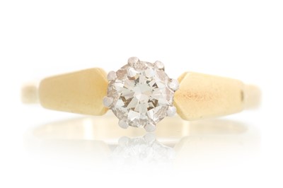 Lot 663 - DIAMOND SOLITAIRE RING