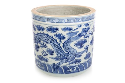 Lot 1415 - CHINESE BLUE AND WHITE BRUSH PLANTER