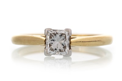 Lot 665 - DIAMOND SOLITAIRE RING