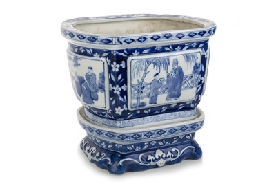 Lot 1386 - CHINESE BLUE AND WHITE PLANTER ON STAND