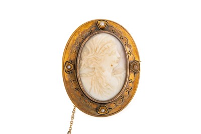 Lot 683 - VICTORIAN OVAL CAMEO BROOCH