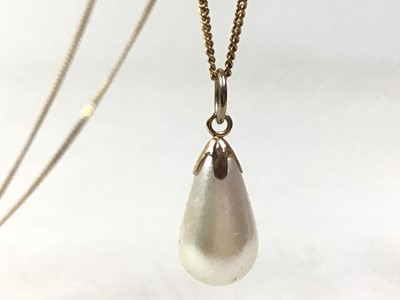 Lot 339 - SIMULATED PEARL PENDANT ON CHAIN