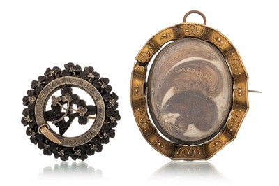 Lot 699 - VICTORIAN SWIVEL MOURNING BROOCH