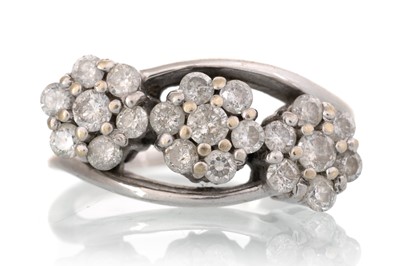 Lot 706 - DIAMOND FLOWER CLUSTER RING