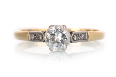 Lot 707 - DIAMOND SOLITAIRE RING