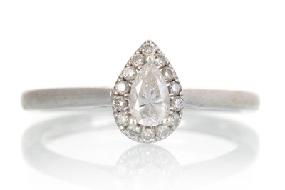 Lot 708 - DIAMOND DRESS RING