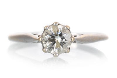 Lot 711 - DIAMOND SOLITAIRE RING