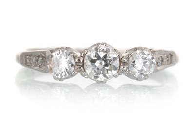 Lot 713 - DIAMOND THREE STONE RING