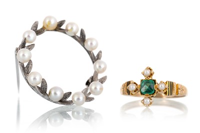 Lot 724 - EMERALD AND PEARL RING