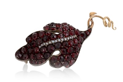 Lot 750 - GARNET AND SEED PEARL BROOCH