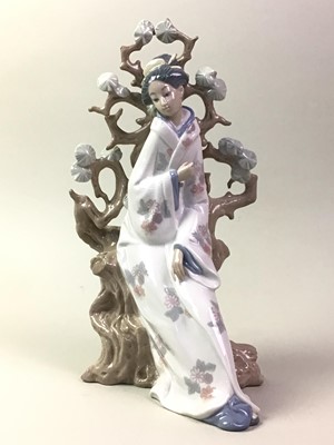 Lot 480 - LLADRO FIGURE OF A GIRL