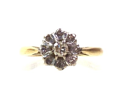 Lot 518 - DIAMOND CLUSTER RING