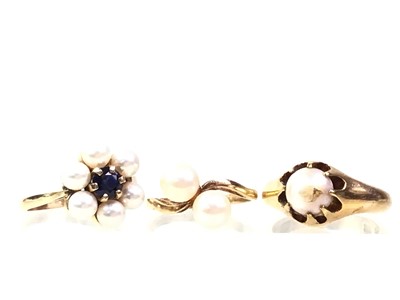 Lot 519 - THREE PEARL DRESS RINGS