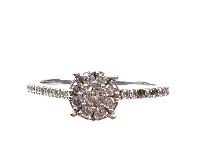 Lot 488 - DIAMOND CLUSTER RING