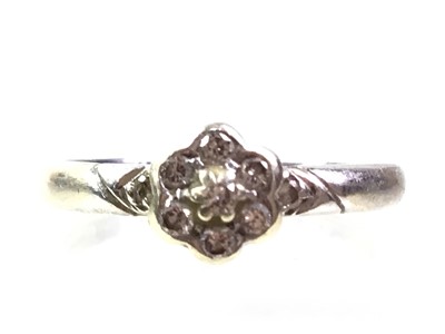 Lot 490 - DIAMOND CLUSTER RING