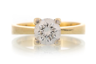 Lot 762 - DIAMOND SOLITAIRE RING