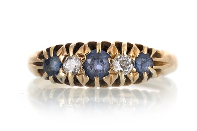 Lot 772 - SAPPHIRE AND DIAMOND RING