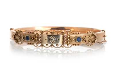 Lot 776 - EARLY 20TH CENTURY SAPPHIRE AND DIAMOND BANGLE