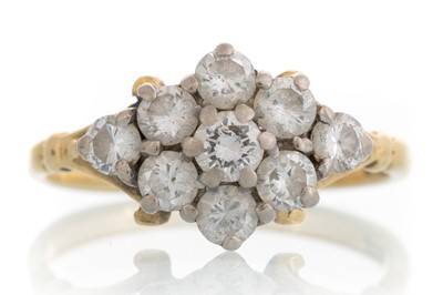 Lot 463 - DIAMOND CLUSTER RING