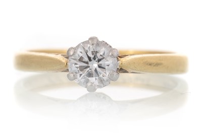 Lot 464 - DIAMOND SOLITAIRE RING