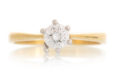 Lot 465 - DIAMOND SOLITAIRE RING