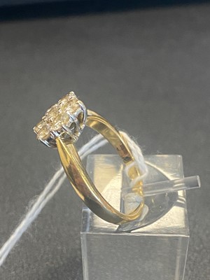 Lot 455 - DIAMOND CLUSTER RING