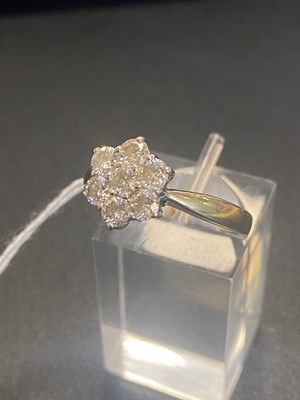 Lot 455 - DIAMOND CLUSTER RING