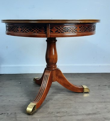 Lot 419 - MAHOGANY CIRCULAR OCCASIONAL TABLE