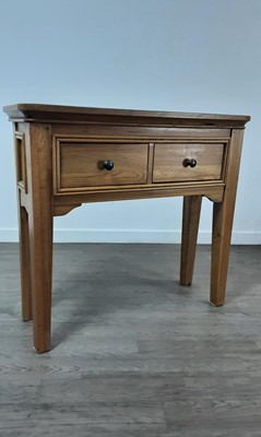 Lot 616 - MODERN OAK SIDE TABLE