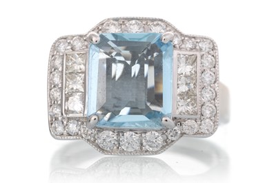 Lot AQUAMARINE AND DIAMOND RING