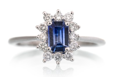 Lot 530 - SAPPHIRE AND DIAMOND RING