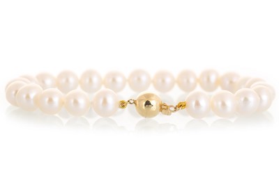 Lot 485 - PEARL BRACELET