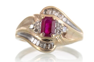 Lot 593 - RUBY AND DIAMOND RING