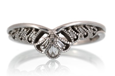 Lot 668 - DIAMOND TIARA RING