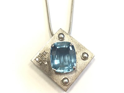 Lot 843 - DIAMOND SET PENDANT