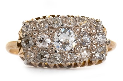 Lot 638 - DIAMOND DRESS RING