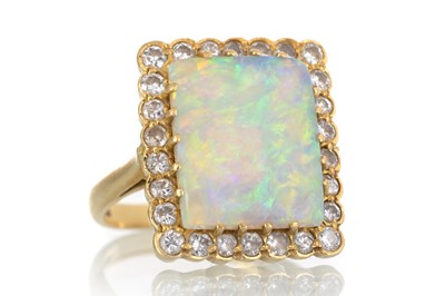 Lot OPAL AND DIAMOND RING