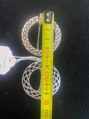 Lot 429 - SILVER BROOCH