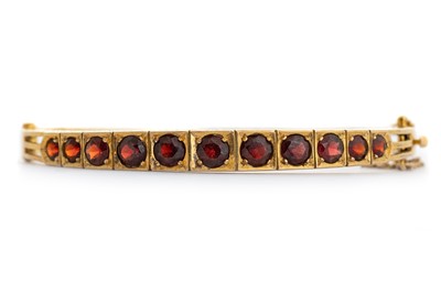 Lot 401 - EDWARDIAN GARNET BANGLE