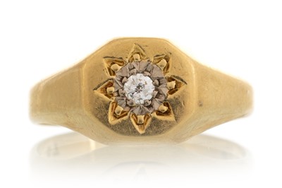 Lot 392 - DIAMOND SIGNET RING