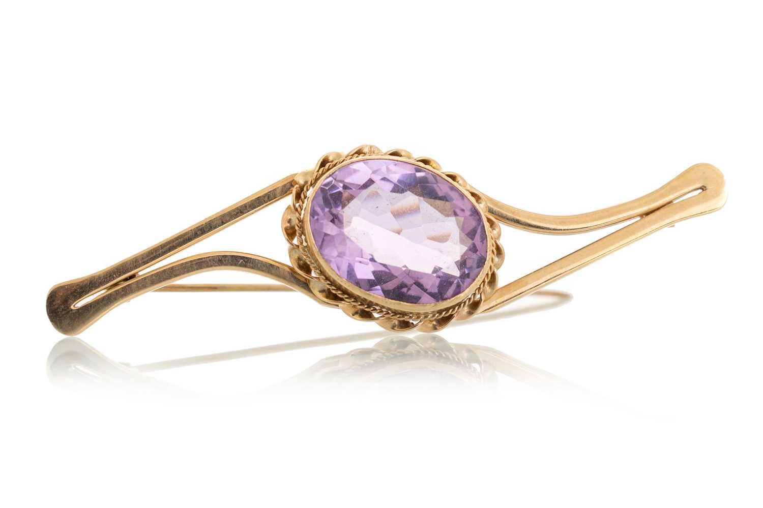 Lot 389 - AMETHYST BAR BROOCH