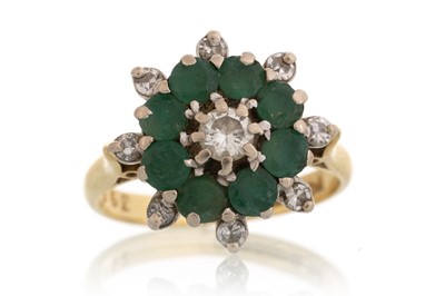 Lot EMERALD AND DIAMOND CLUSTER RING