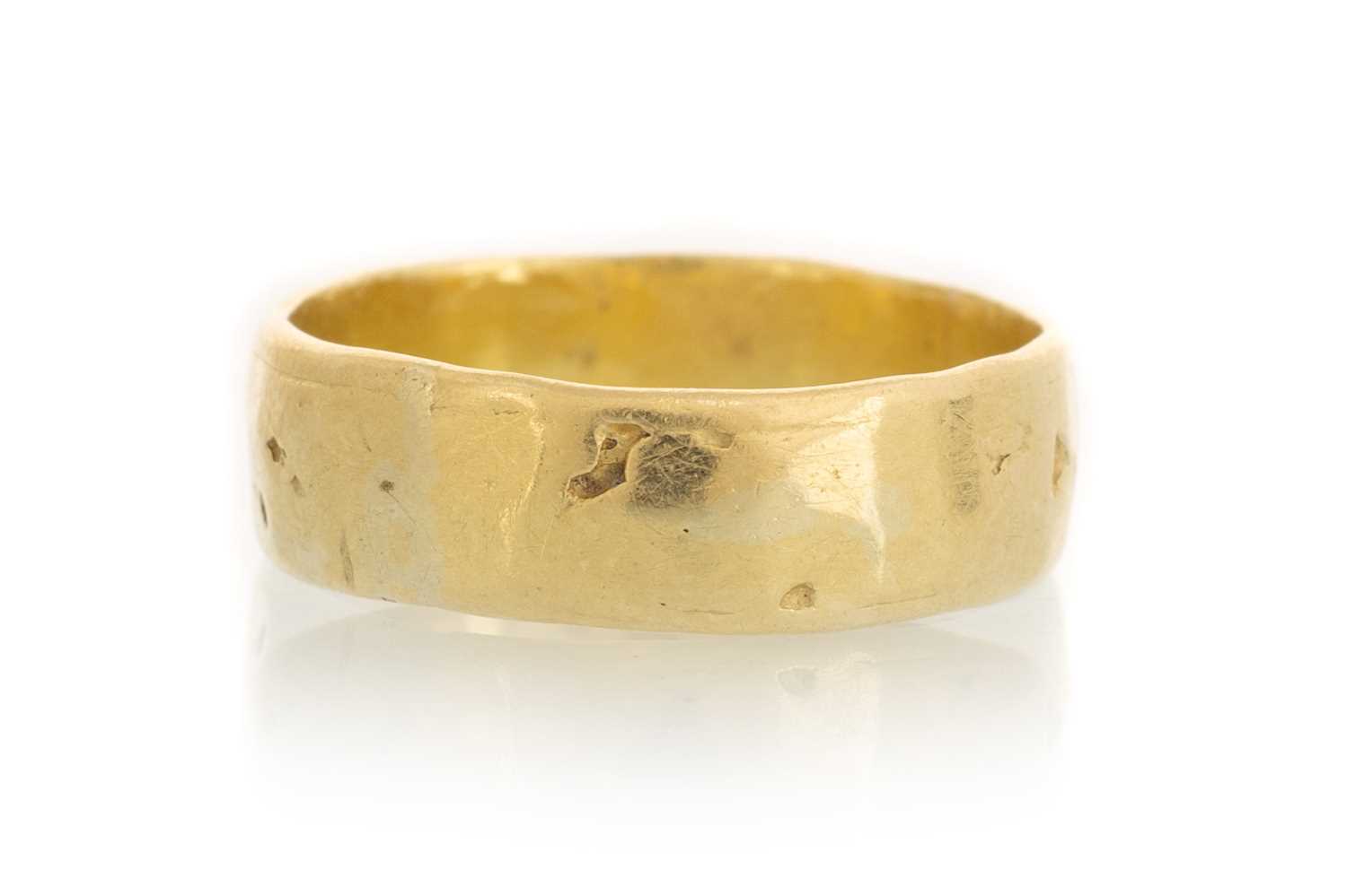Lot 377 - WEDDING BAND
